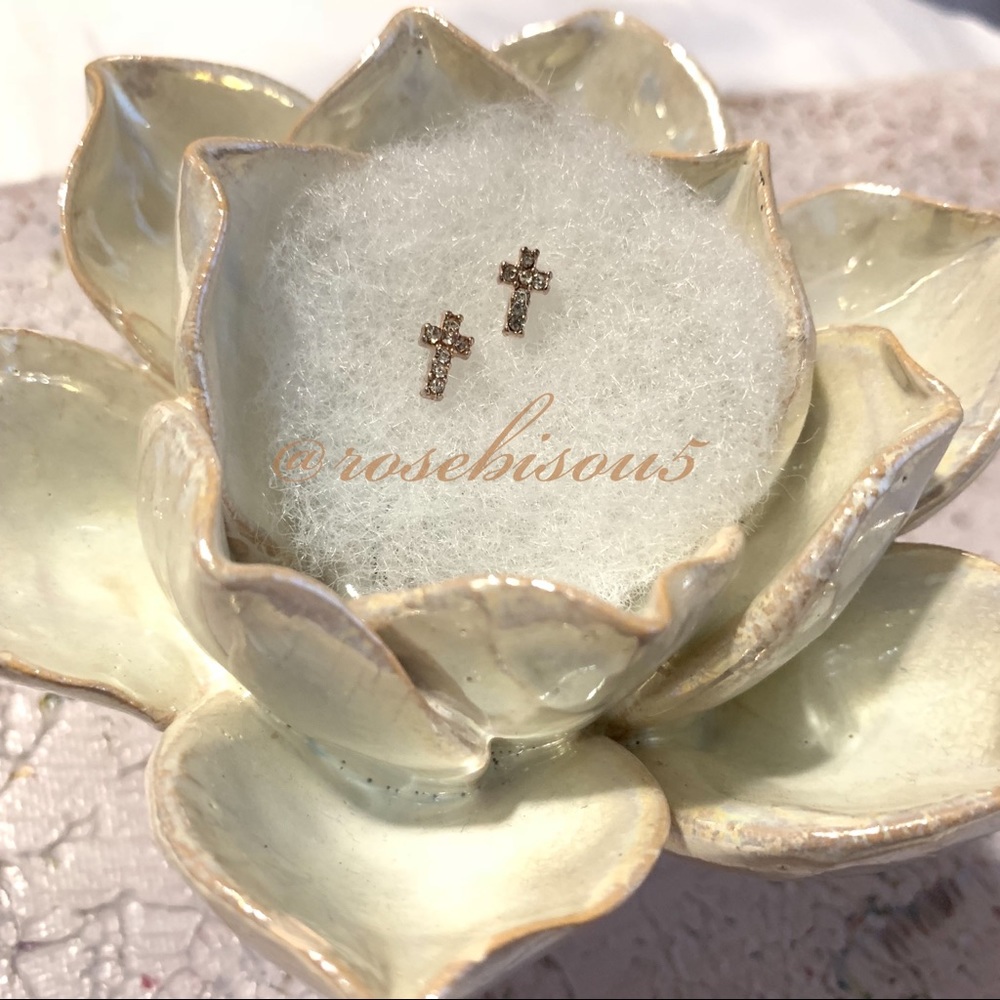 ✝️🆕 Rose Gold Pavé Cross Stud Earrings - Picture 4 of 4